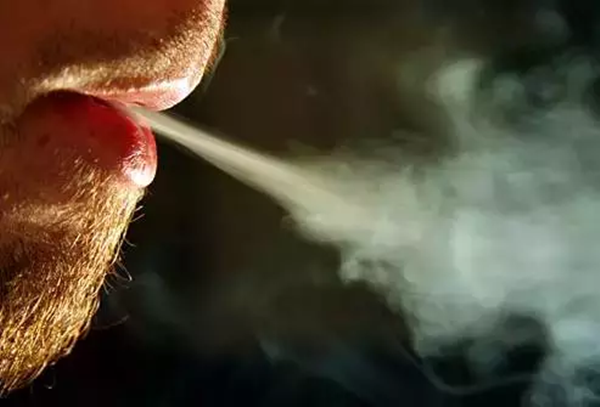 抽电子烟为什么会口干 喉咙会痛吗