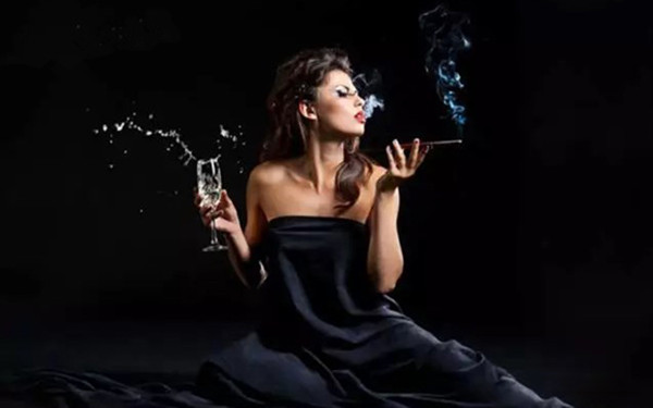 香烟与美酒的享受