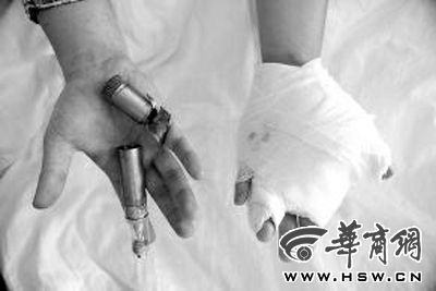 昨日，病床上的刘涛（化名）展示爆炸的『电子烟』 华商报记者 于卓 摄