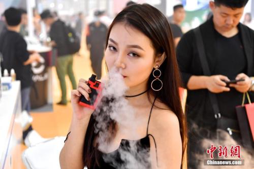 资料图：美女手持电子烟体验。 中新社记者 陈文 摄
