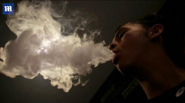  美国年轻人吸食电子烟 图片来源：每日邮报视频截图