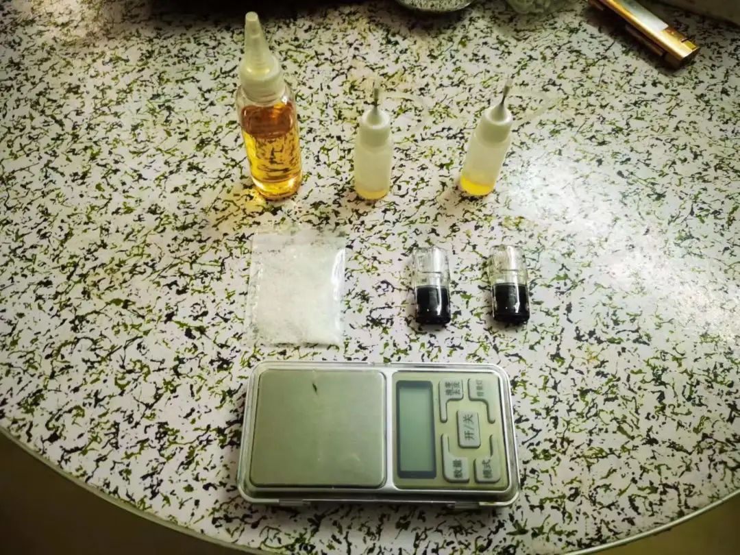 海南警方成功侦破新型毒品案，查获“上头电子烟”214个，查获“烟油”636克