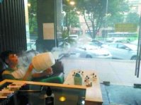 烟油购买 家长：学生在电子烟店吸烟 近日