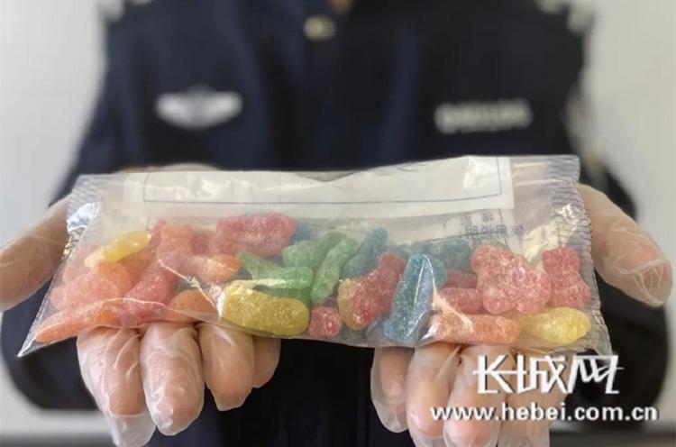 资料图片：石家庄海关查获的大麻制糖果。杨政轩 摄