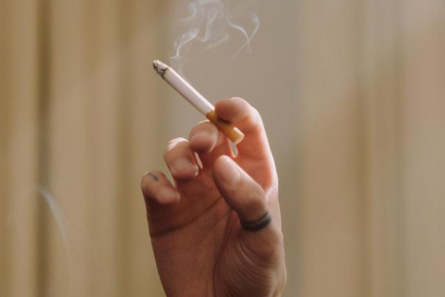 电子烟与香烟哪个更危害大_电子烟和烟哪个危害大_电子烟比传统香烟危害更大