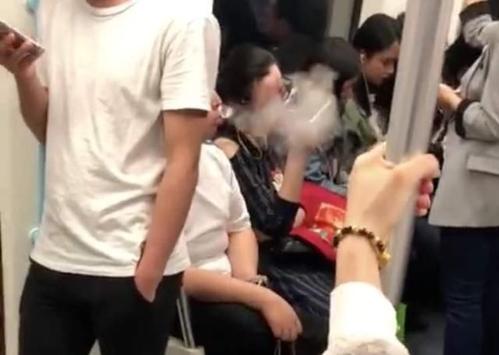 男子地铁车厢内抽电子烟被“喝止” 地铁：电子烟也是烟 不允许抽(图2)